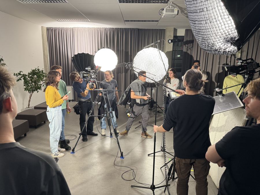Eine Crew an einem ausgeleuchteten Set bei einem Movie Sprint.
